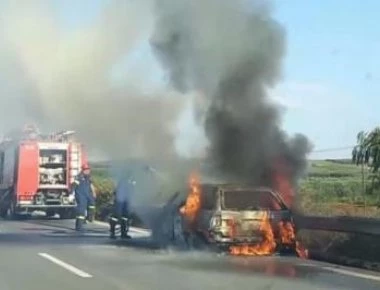 Αυτοκίνητο πήρε φωτιά στην ΕΟ Θεσσαλονίκης - Νέων Μουδανιών - Σώθηκαν οι επιβαίνοντες (βίντεο)